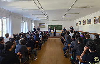 Сотрудники Пограничной службы ФСБ РФ и участник СВО провели встречу со студентами Автодорожного колледжа