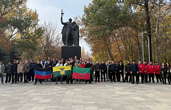 Участники студенческого футбольного проекта «Лига Первых» возложили цветы к мемориалу в Махачкале