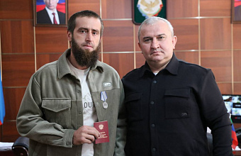 Глава Казбековского района вручил госнаграды семьям погибших военнослужащих и ветерану СВО