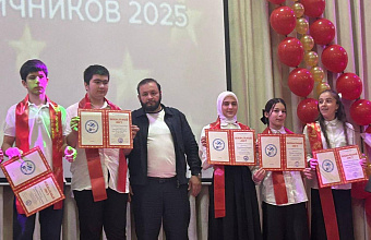 В махачкалинской школе №61 имени Фазу Алиевой прошел «Парад отличников-2025»