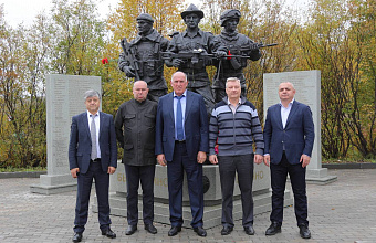 Абдулмуслим Абдулмуслимов посетил Площадь Победы в городе воинской славы Полярный