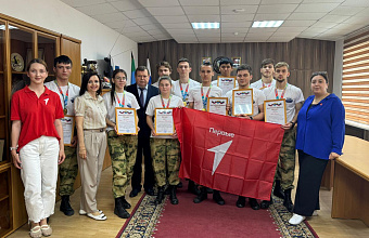 Мэр Кизляра вручил членам студенческой команды благодарственные письма за победу в игре «Зарница 2.0»