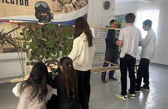 В колледже сферы услуг Южно-Сухокумска плетут маскировочные сети для участников СВО