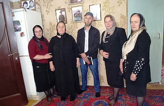 В Дахадаевском районе социальные работники Минтруда РД посетили семью погибшего участника СВО