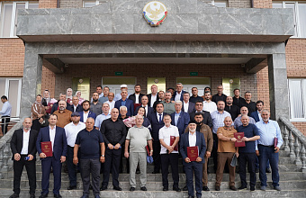 Глава Хасавюртовского района отметил благодарностью отличившихся депутатов