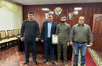 Участнику СВО из Хивского района вручили Благодарность главы муниципалитета