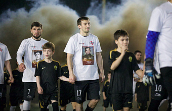 Финалисты Суперкубка Дагестана «Фаренгейт НФЛ» вышли на поле в футболках с портретами ветеранов