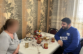 Молодогвардейцы Дагестана поздравили матерей и жён участников СВО