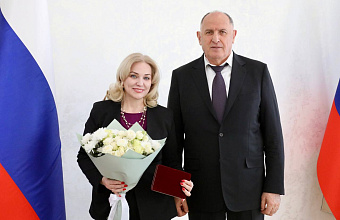 Зареме Бутаевой вручили нагрудный знак к званию «Заслуженный работник культуры РФ»