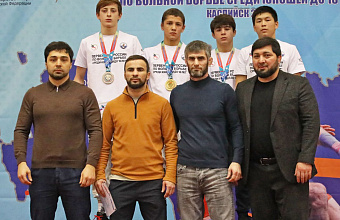 Еще 8 медалей добыли дагестанские борцы на домашнем Первенстве России