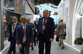 Абдулмуслим Абдулмуслимов в первый день работы ПМЭФ провел ряд деловых встреч