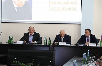 Абдулмуслим Абдулмуслимов принял участие в презентации книги Муху Алиева «Между философией и политикой»