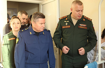 Виктор Эпп посетил военнослужащих в военном госпитале в Каспийске