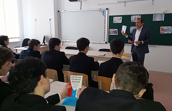 Парламентарий Тимур Гусаев провёл урок ко Дню Конституции для школьников Махачкалы