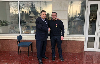 Мэра Дагогней наградили золотой медалью имени генерал-полковника М.Т. Танкаева