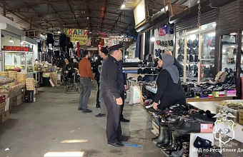 Полицейские проводят проверки на рынках Махачкалы