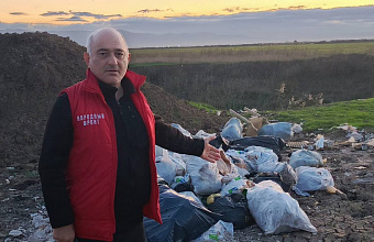 На берегу коллекторного канала в Кумторкалинском районе образовалась крупная несанкционированная свалка