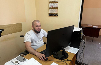 По поручению Главы Дагестана ветерану СВО передали новую инвалидную коляску