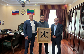 Участник СВО подарил главе Сергокалинского района сбитый беспилотник противника