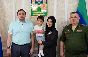 Мэр Хасавюрта передал семье погибшего бойца Исмаила Алиева медаль «За отвагу»