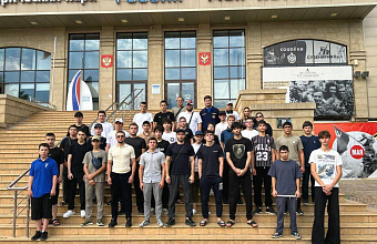 Группа дагестанских школьников отправилась по местам боевой славы в Республику Крым