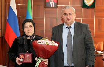 Глава Казбековского района вручил матери погибшего участника СВО государственную награду сына