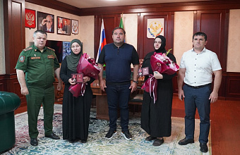 Глава Хасавюртовского района передал семьям погибших участников СВО госнаграды