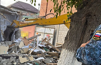 Жительница Дагестана демонтировала незаконную пристройку после вмешательства приставов 