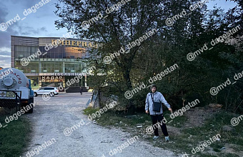 Полицейские в Махачкале задержали юношу по подозрению в грабеже и вымогательстве