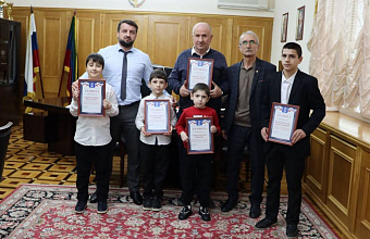 «Единая Россия» в Избербаше вручила благодарности воспитанникам спортивной школы по шахматам