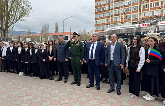 В ДГПУ прошла торжественная церемония поднятия флага России