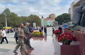 Участники программы «Доблесть гор» возложили цветы к памятнику Расула Гамзатова