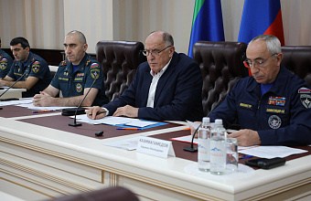 Абдулмуслим Абдулмуслимов провел внеплановое заседание штаба в связи с ухудшением погодных условий в Дагестане