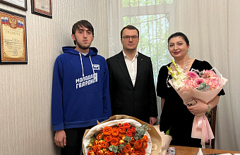 Активисты «Молодой Гвардии» поздравили дагестанских учителей с профессиональным праздником