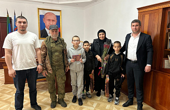 В Тарумовском районе родным погибшего участника СВО передали орден Мужества