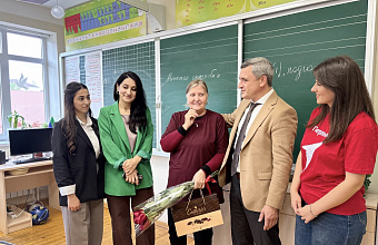 Единороссы поздравили учительницу-мать участников СВО с профессиональным праздником