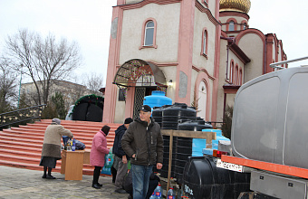 Верующие Кизляра набирают освященную воду в соборе Святого Георгия Победоносца