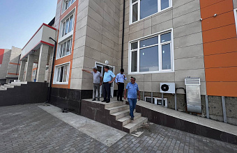 Мэр Кизляра проверил готовность новой школы на 800 ученических мест