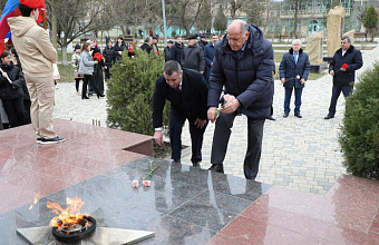 Абдулмуслим Абдулмуслимов возложил цветы к Обелиску славы в Дагестанских Огнях