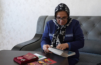 Сотрудники администрации Махачкалы побывали в гостях у матери погибшего участника СВО