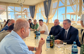 Абдурахман Махмудов провел совещание по вопросам поддержки беженцев из Палестины в Дагестане