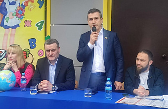 Депутат НС РД Хаджимурад Малаев поздравил выпускников махачкалинской школы № 29 с последним звонком