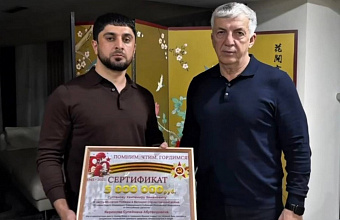 Хизри Абакаров вручил сертификат на 5 млн рублей Герою России из Дагестана
