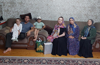 Специалист Социально-реабилитационного центра навестила семью участника СВО в Хасавюртовском районе