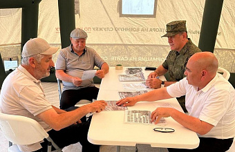 В центре Кизляра развернули мобильный пункт отбора на контрактную службу