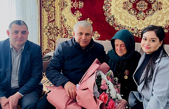 Ветеранам-труженикам тыла из Хасавюртовского района вручили юбилейные медали «80 лет Победы»