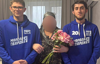 В Дагестане молодогвардейцы поздравили маму участника СВО с Днем матери