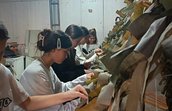 В Ногайском районе волонтеры плетут маскировочные сети для бойцов СВО