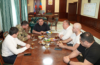 Глава Хасавюртовского района встретился с Героем России Темирланом Абуталимовым