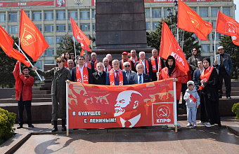 В Махачкале прошла акция КПРФ, приуроченная к 155-й годовщине со дня рождения Владимира Ленина